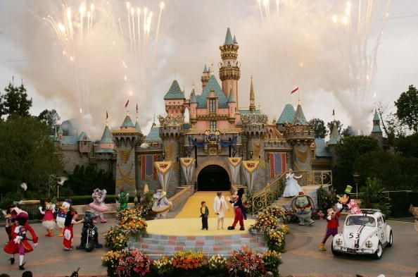 Varias personas han cogido el sarampión y Disneyland, que se muestra aquí, y los parques temáticos de Disney California Adventure.