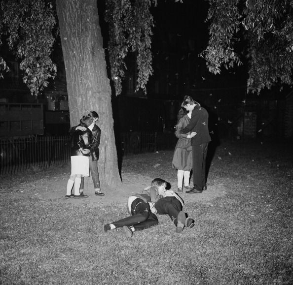 Adolescentes en 1964 se besan en un parque. El porcentaje de adolescentes que dicen que son sexualmente activos se ha reducido en una generación.