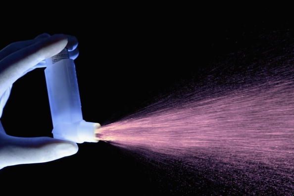 La prohibición de propelentes CFC en inhaladores para el asma provocado que peple con asma tuvieron que utilizar los inhaladores más caros.
