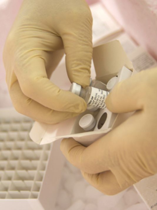 Compañía farmacéutica canadiense NewLink dice que están trabajando sin descanso para producir las vacunas Ébola lo más rápido posible.