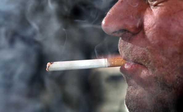 Varios bares Washington desafían prohibición de fumar