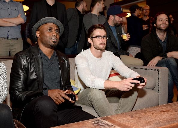 Gamer actores que juegan un partido en el Microsoft Lounge.