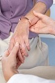 Una mujer con artritis reumatoide en las manos.