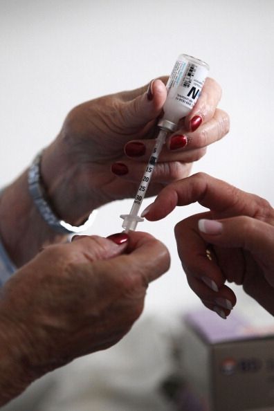 Una enfermera muestra a un paciente cómo utilizar la insulina. La prevalencia de la diabetes tipo 2 está creciendo en todo el mundo.