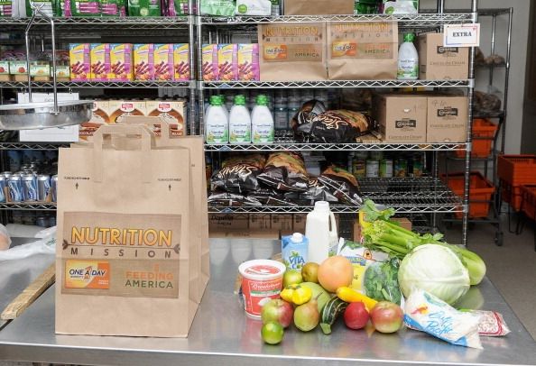 Sheryl Crow se une a One A Day Mujeres`s Nutrition Mission Grant Competition Winner At NYC Food Pantry