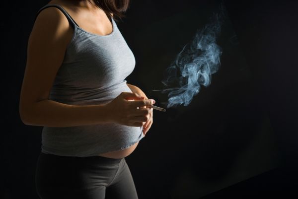 Los médicos encuentran los niveles de ADN y de la hormona del estrés alterados en los recién nacidos de madres fumadores