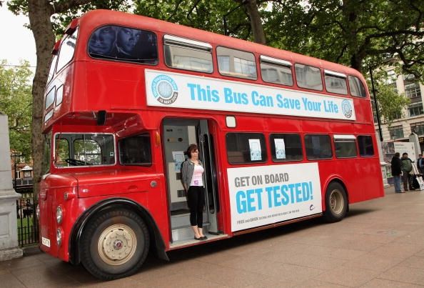 Un autobús de Londres promoción de las pruebas de la hepatitis C. Un Comapny medicamento que hace que un fármaco eficaz pero caro para la enfermedad se enfrenta a retos de patentes.