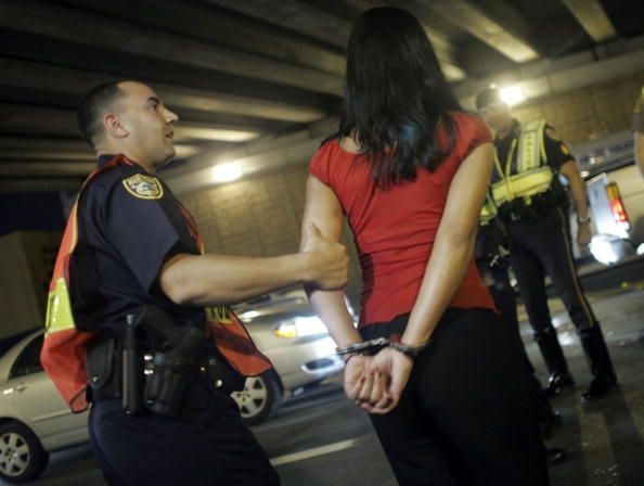 Un oficial de la policía de Miami Beach arresta a un conductor después de que ella no pasó una prueba de sobriedad.