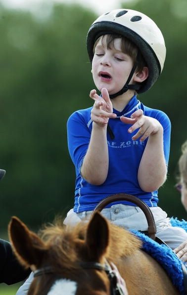 Un niño autista aumento un caballo.