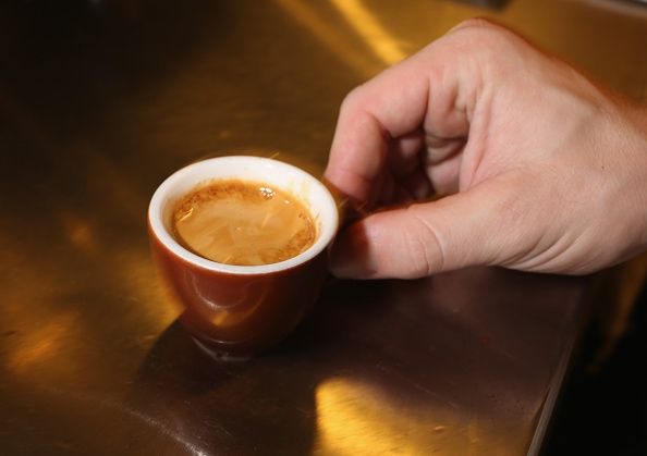 A diferencia con una taza de café espresso como éste, puede sufrir una sobredosis de polvo de cafeína pura.