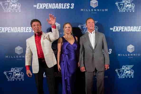 Sylvester Stallone, Ronda Rousey, y Arnold Schwarzenegger en la proyección especial de & # 034-The Expendables 3. 