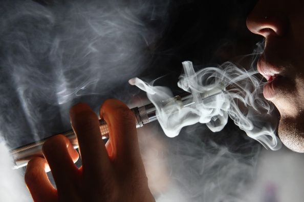 Los expertos dicen que los cigarrillos electrónicos son muy populares entre los adolescentes