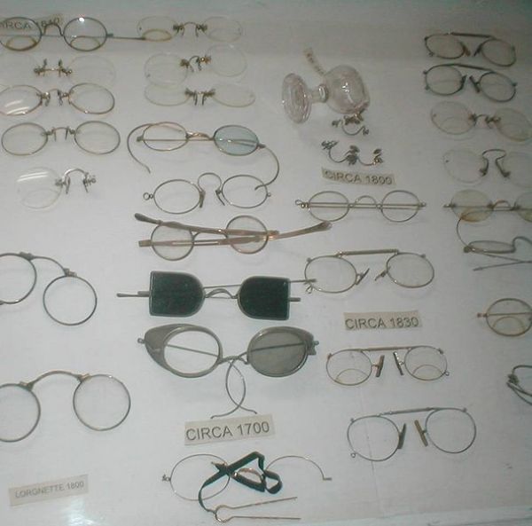 Un nuevo iplant ojo puede ayudar a las personas mayores con su visión de cerca y posiblemente eliminar la necesidad de gafas de lectura.