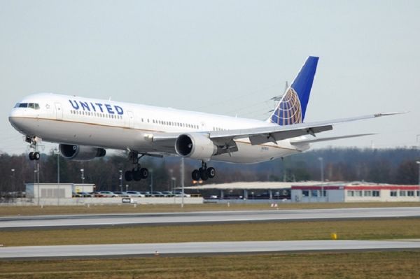 Un pasajero del vuelo de United Airlines fue sacado del avión después de ser sospechoso de tener Ébola.