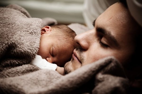 La participación del padre / del socio crucial en la lactancia materna