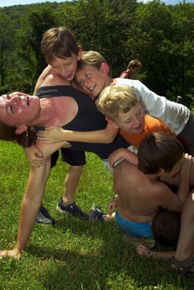Los niños que juegan en un campamento para niños con TDAH.