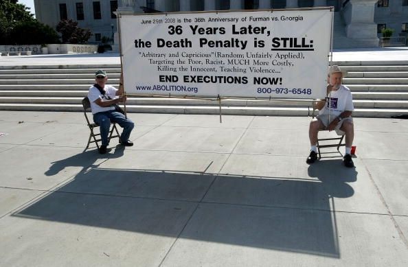 d Weir (R) de Barnsville, Georgia, y David Avolio (L) de Issaquah, Washington, sostienen una pancarta durante una vigilia en contra de la pena de muerte en frente de la Corte Suprema de Estados Unidos ..
