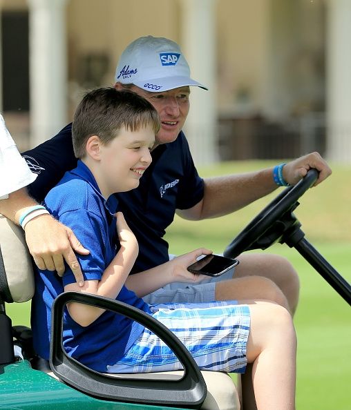 Pro golfista Ernie Els y su hijo, Ben, que tiene autismo.