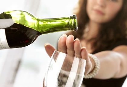 Efectos perjudiciales de alcohol incluyen la dependencia del alcohol y el posible desarrollo de más de 200 enfermedades relacionadas con el alcohol.