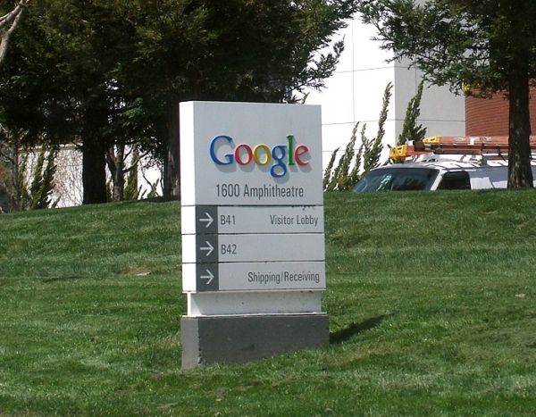 Este signo da la bienvenida a los visitantes al edificio principal de la Googleplex (Google`s company headquarters) at 1600 Amphitheatre Parkway in Mountain View, California.