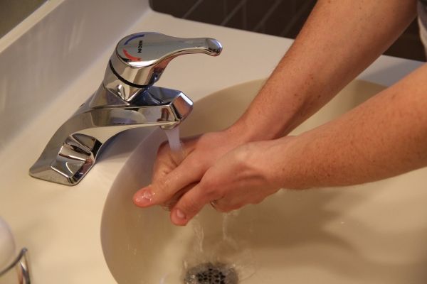 Los trabajadores de salud pueden ser motivados a lavarse las manos con más frecuencia cuando sus compañeros están alrededor.