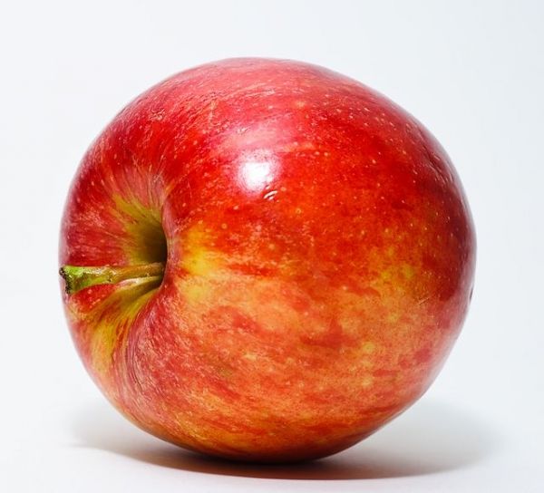 Las manzanas son una fruite y son buenos para consumir. Además de ser una parte de su comida de consumo diario. Hay algunas cosas que la gente puede no saber acerca de la comida que, cuando una al día, toma al médico lejos.