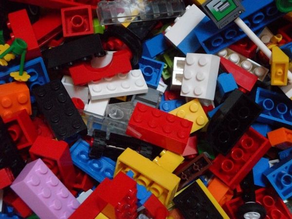 Piezas de Lego ayudaron a un equipo de trabajadores de la salud y miembros de la comunidad a crear métodos rentables de funcionamiento de una instalación.