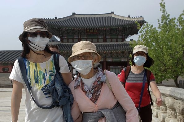 Turistas en Corea del Sur llevan máscaras para evitar la propagación del MERS.