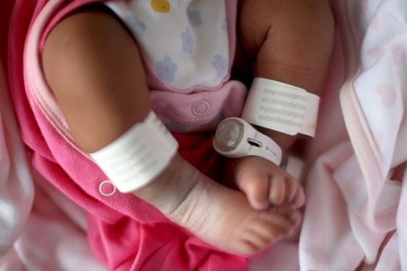 El número de bebés nacidos en casa witout ningún tipo de supervisión, a diferencia de este bebé nacido en un hospital, está creciendo.