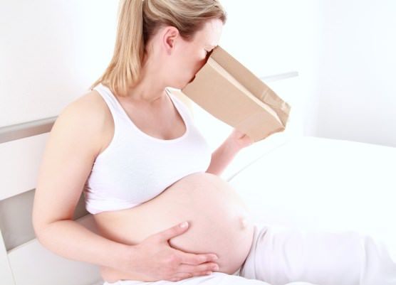 Los remedios caseros para detener el vómito durante el embarazo