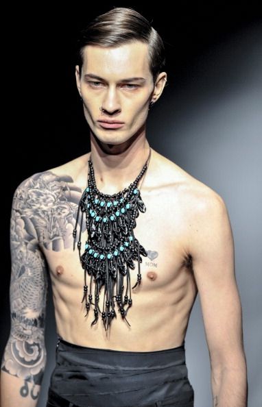 Un modelo de pasarela luce un tatuaje grande en blanco y negro. Con la creciente popularidad (y tamaños) de tatuajes viene preguntas sobre la seguridad de las tintas.