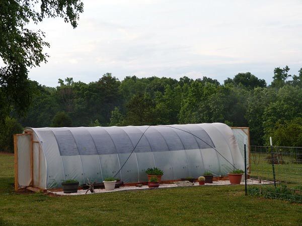 Cómo construir un invernadero de 300 pies cuadrados a prueba de viento por menos de $ 500