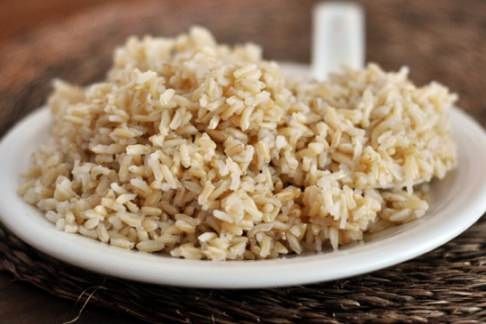 Cómo cocinar el arroz integral en olla de arroz