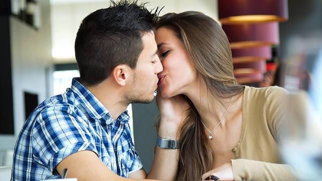 Cómo besar a una chica en una cita