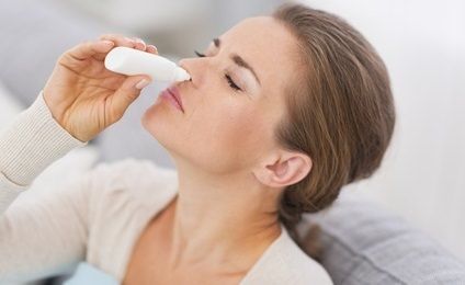 Cómo hacer aerosol nasal de solución salina en casa