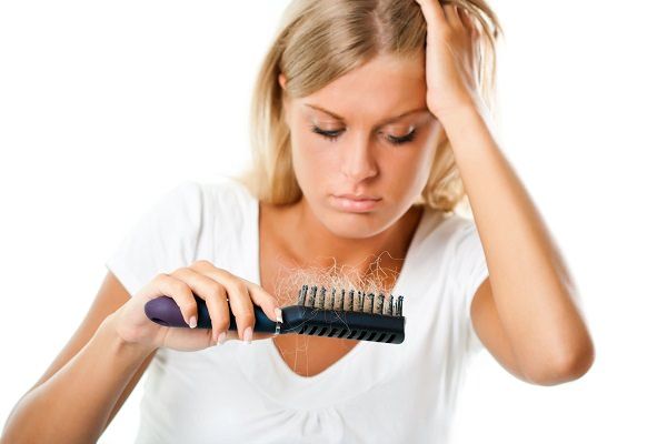 Cómo prevenir la pérdida de cabello de forma natural (detener la caída del cabello con las plantas a base de hierbas)