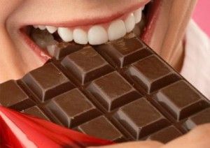 Mujer de comer chocolate-bar-410x290