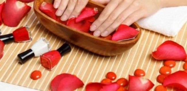 ¿Cómo fortalecer las uñas? 4 recetas de belleza