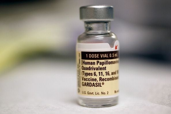 Vacuna contra el VPH puede ser una manera rentable para prevenir el cáncer de garganta en los hombres.
