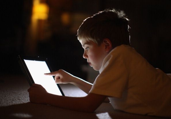 Los niños interactuar con Tablet Tecnología