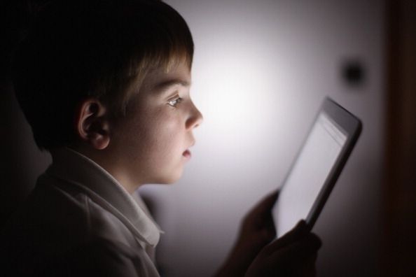 Los niños pasan demasiado tiempo mirando pantallas a una edad demasiado temprana y están gastando menos tiempo a tratar con el mundo real.