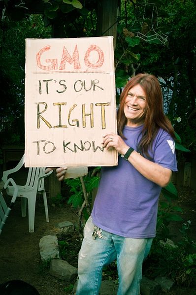 Un manifestante en San Francisco, California, aboga por el etiquetado de los constituyentes de OGM en los productos alimenticios.