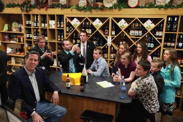 Familia Duggar en una parada de campaña en 2012 del candidato presidencial republicano, el ex senador estadounidense Rick Santorum.