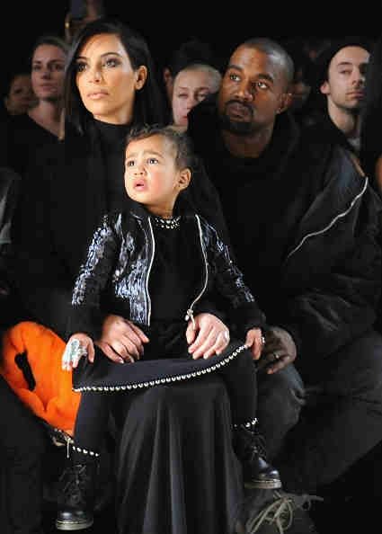 Kim Kardahian, Norte, y Kanye West en el Alexander Wang Fashion Show en el 2015 la Semana de la Moda Mercedes-Benz Otoño.