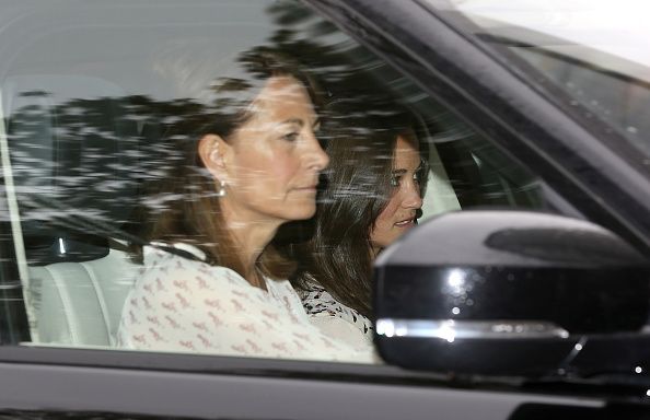 Carole y Pippa Middleton llegan al palacio de Kensington después de la princesa Charlotte`s birth.