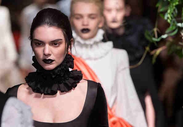 Kendall Jenner en la pista GILES durante 2015 London Fashion Week.