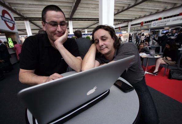 Dos hombres en la Feria del Libro de Frankfurt 2010