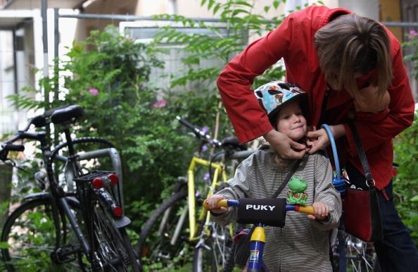 El uso de un casco de bicicleta puede ayudar a prevenir lesiones en la cabeza en los niños, pero los tipos de lesiones niños conseguir cambios a medida que envejecen.