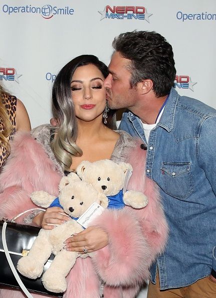 Lady Gaga y Taylor Kinney en la cuarta celebridad esquí Anual & Smile Challenge VIP Cena de Operación Sonrisa.