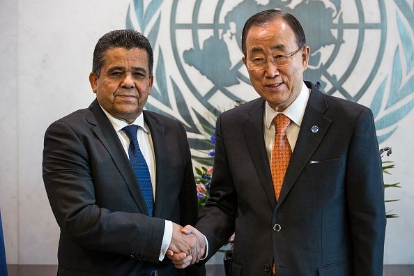 Mohamed Elhadi Dayri (L), el ministro libio de Asuntos Exteriores, se reúne con el Secretario General de las Naciones Unidas, Ban Ki-Moon
